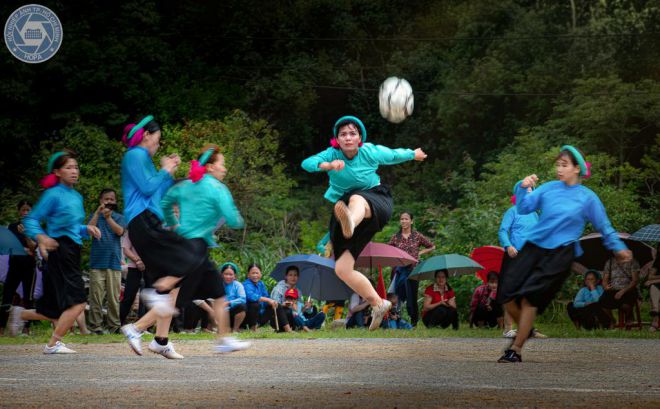 Các cô gái Sán Chỉ bay cao, bay xa cùng bóng đá nữ Việt Nam